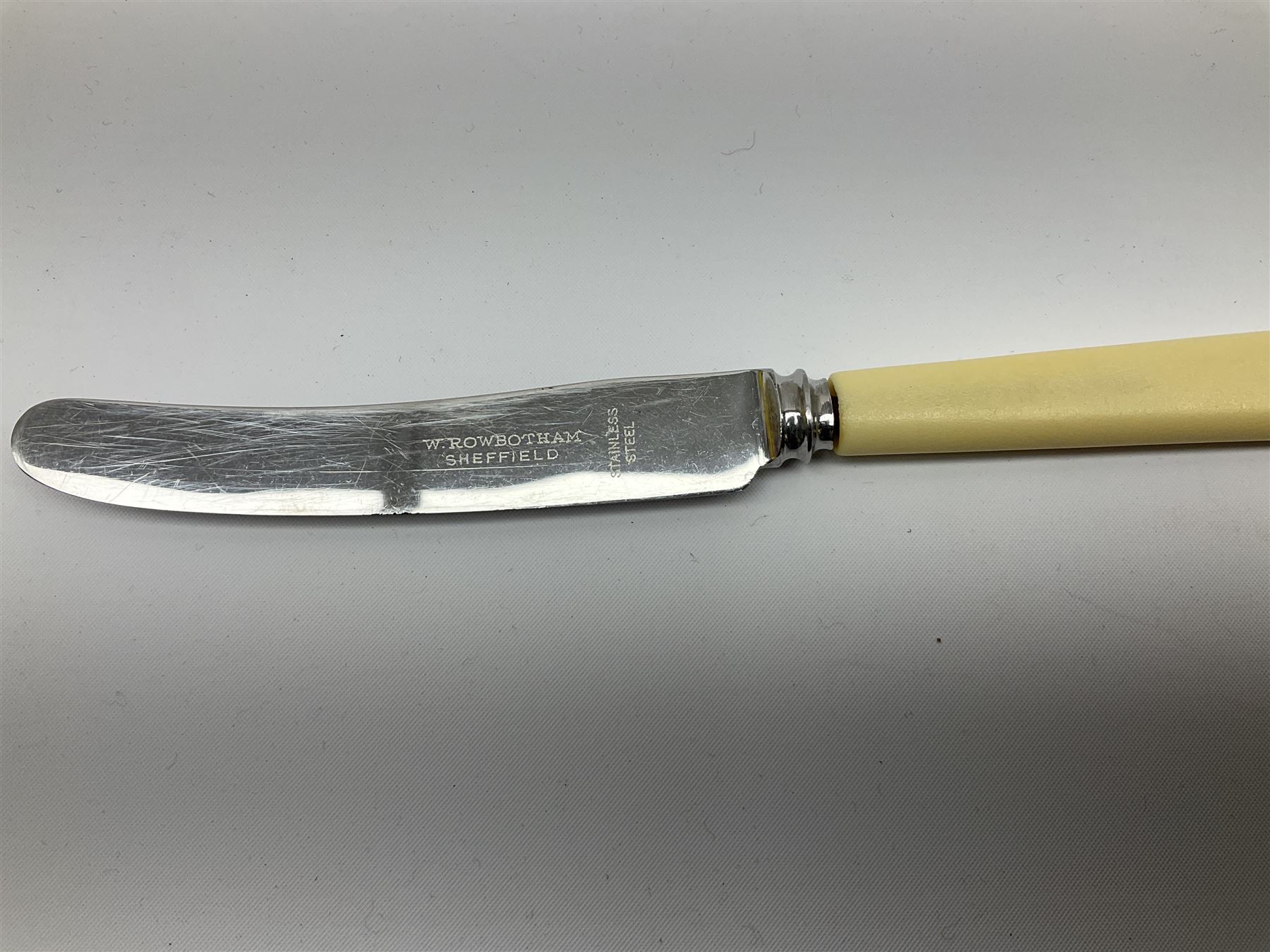 Oneida Community silver plated cutlery in the Mansion House pattern, comprising fithteen teaspoons, twelve soup spoons and six serving spoons together with matched cutlery, compromising fourteen forks, twentythree knives, twelve spoons, ten dessert spoons, one teaspoons,and a selection of other cutlery. 