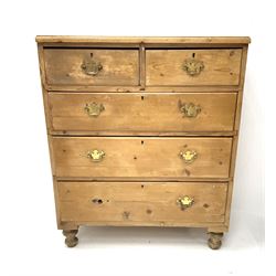 Pine chest of drawers, two short drawers above three long graduating drawers, turned supports 