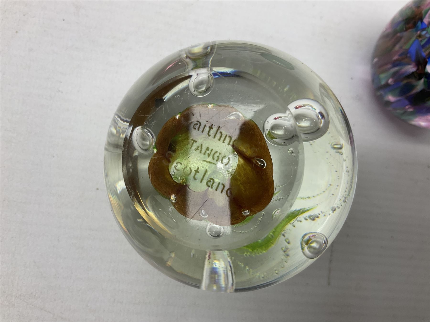 Quantity of glassware to include Mats Jonasson colour wolf paperweight, Murano dolphin and flamingo figures, Caithness Dignity and Tango paperweights, set of six Edinburgh Crystal glass tumblers, art glass dish etc