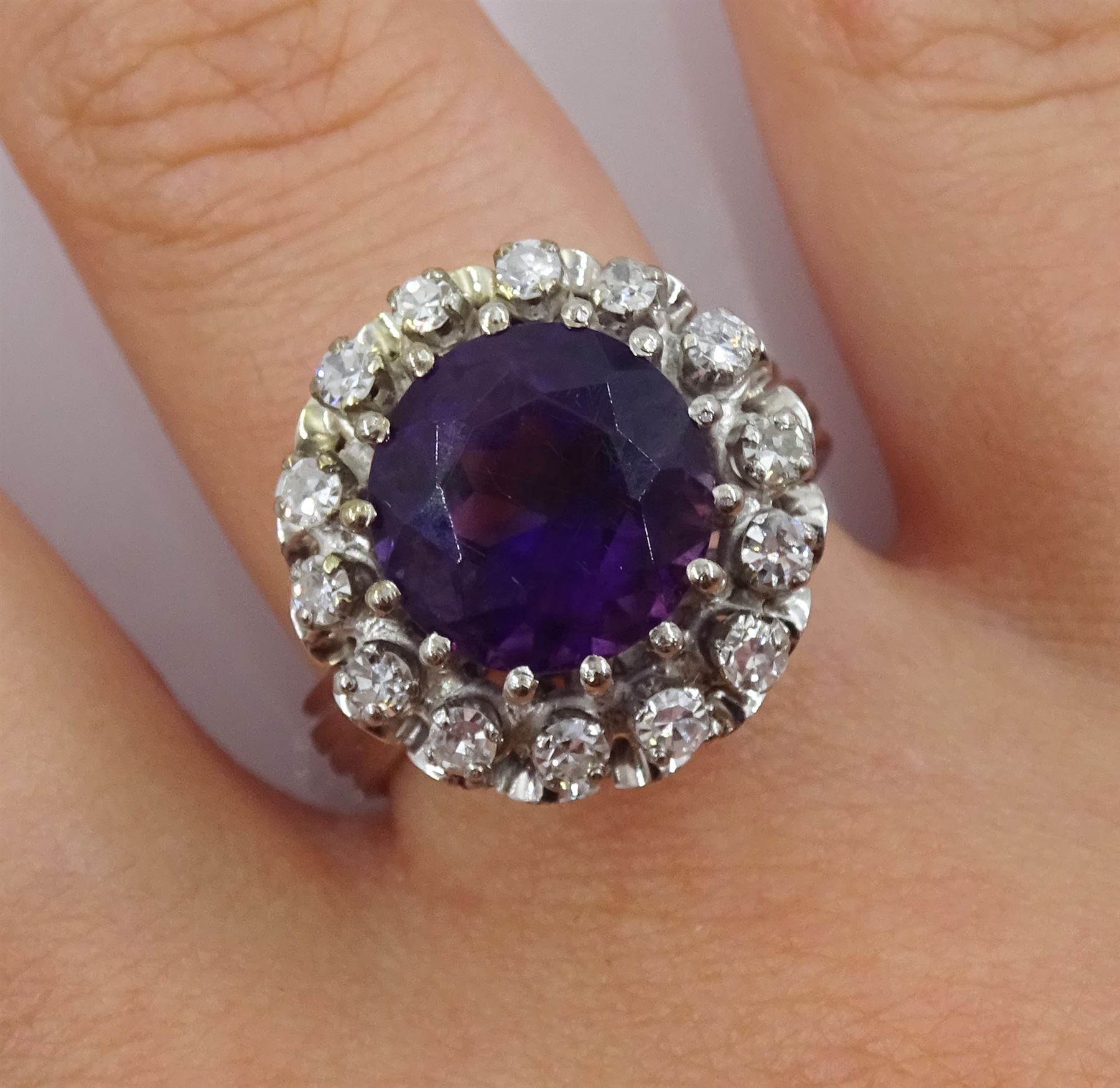 18ct gold circular purple stone ring