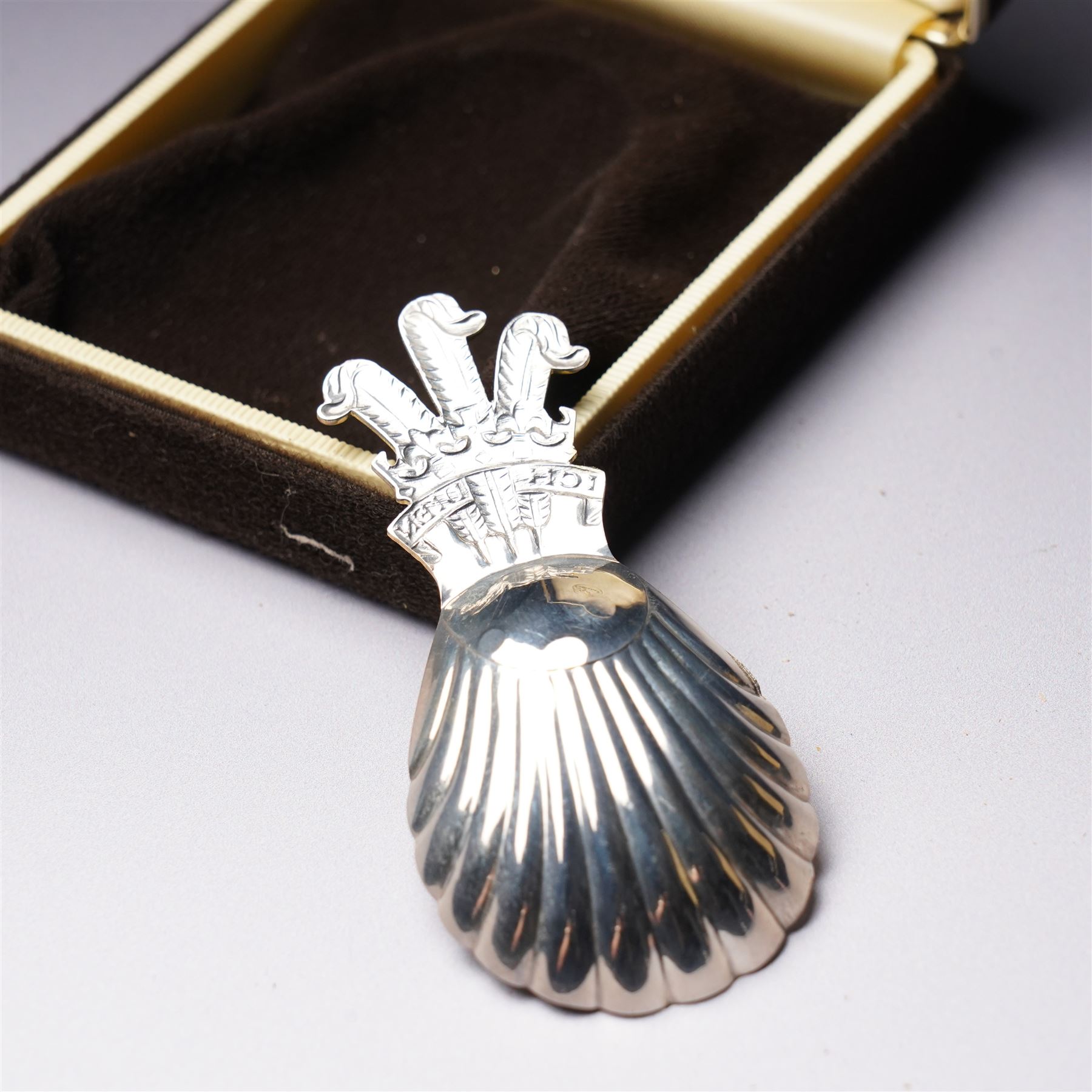 Pair of silver caddy spoons with shell bowls, the handles formed as gilded Prince of Wales feathers in Heritage Collection boxes Sheffield 1981 Maker Roberta & Belk 