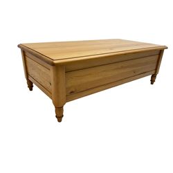 Pine rectangular coffee table with hinged lid