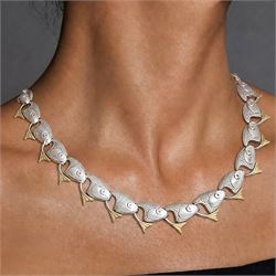 Brett Payne silver and 9ct gold fish necklace, twenty-five links each with silver fish heads and 9ct gold tails, Sheffield 1999, boxed