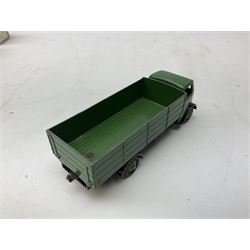 Dinky - Medium Artillery Tractor No.689; and Guy 4-Ton Lorry No.511; both boxed (2)