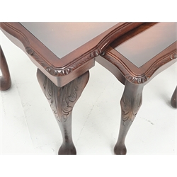 Late 20th century figured mahogany nest of tables, shaped moulded top with inset glass, on cabriole supports with leaf carved knees, 98cm x 45cm, H46cm