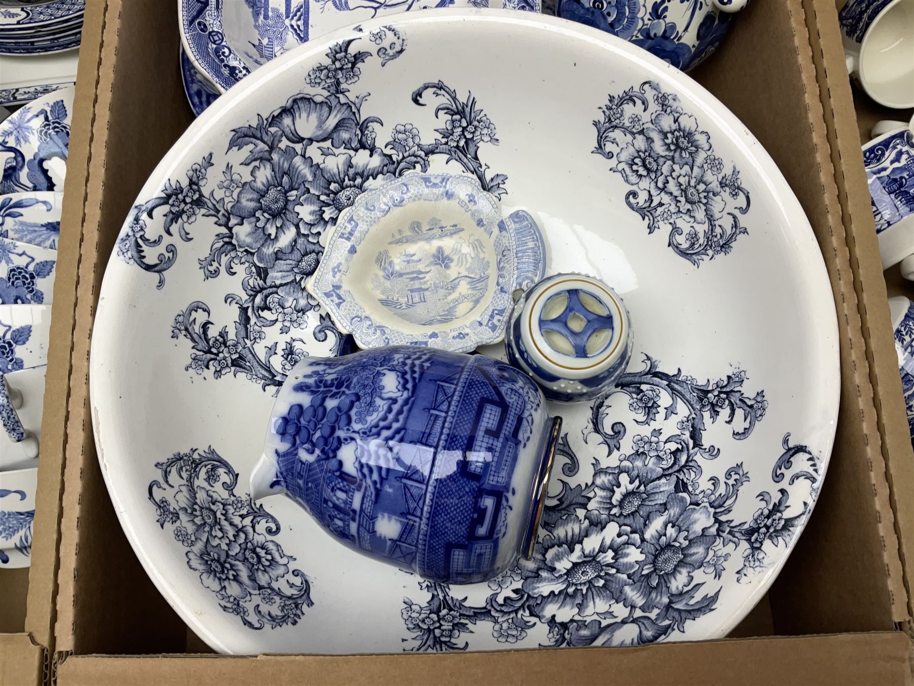 Large collection of blue and white ceramics, to include Spode Italian pattern with blue mark, Wood and Sons Yuan, pickle dish, Delft style etc, dinner plates, tea wares, bowls etc in six boxes