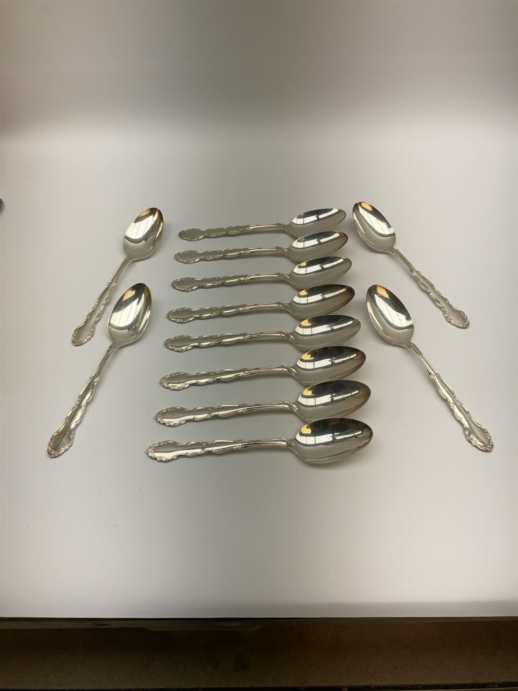 Oneida Community silver plated cutlery in the Mansion House pattern, comprising fithteen teaspoons, twelve soup spoons and six serving spoons together with matched cutlery, compromising fourteen forks, twentythree knives, twelve spoons, ten dessert spoons, one teaspoons,and a selection of other cutlery. 
