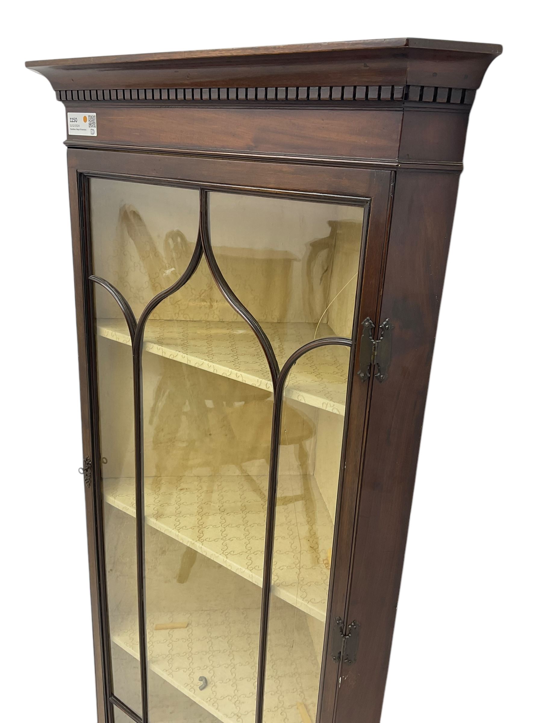 Early 20th century Georgian design mahogany wall-mounted corner display cabinet, projecting cornice with dentil frieze over astragal glazed door enclosing three fabric-lined shelves