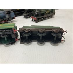 ‘00’ gauge - Airfix locomotive model kits comprising series 4 City of Truro kit and empty series 4 box, series 4 Mogul, two series 4 Harrow kits, all boxed; together with Rosebud Kitmaster Stirling kit and quantity of loose plastic locomotives and tenders from Airfix, Kitmaster, Ratio etc 