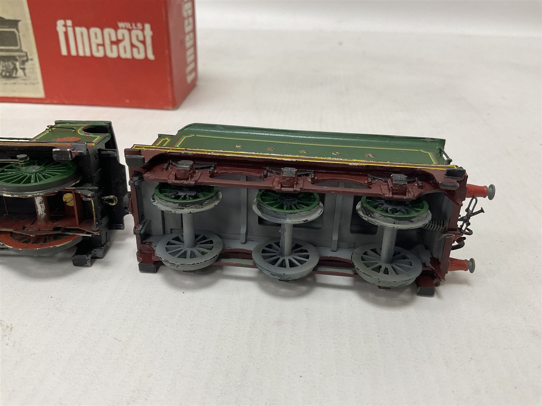 ‘00’ gauge - two kit built locomotive and tenders comprising SR Wainwright Class C 4-4-0 no.115 finished in SE&CR green; SR Wainwright Class D 4-4-0 no.31750 finished in BR black; both with Wills Finecast boxes (2) 