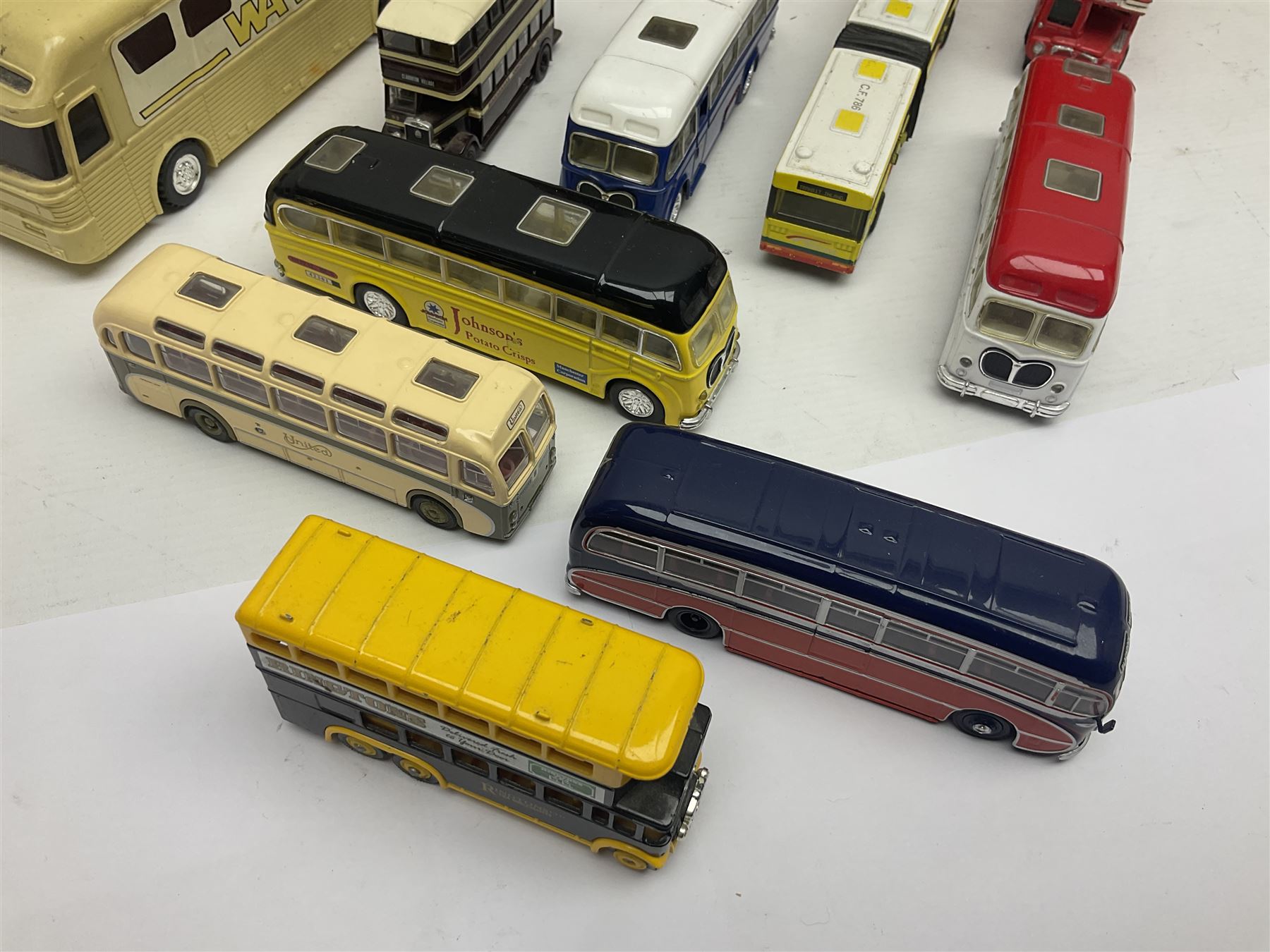 Thirty-one modern die-cast models of buses, coaches and wagons of various scales by EFE, Lledo, Oxford Die-Cast, Atlas etc, to include EFE 15702, 15704 and 15708 boxed; further models are unboxed 