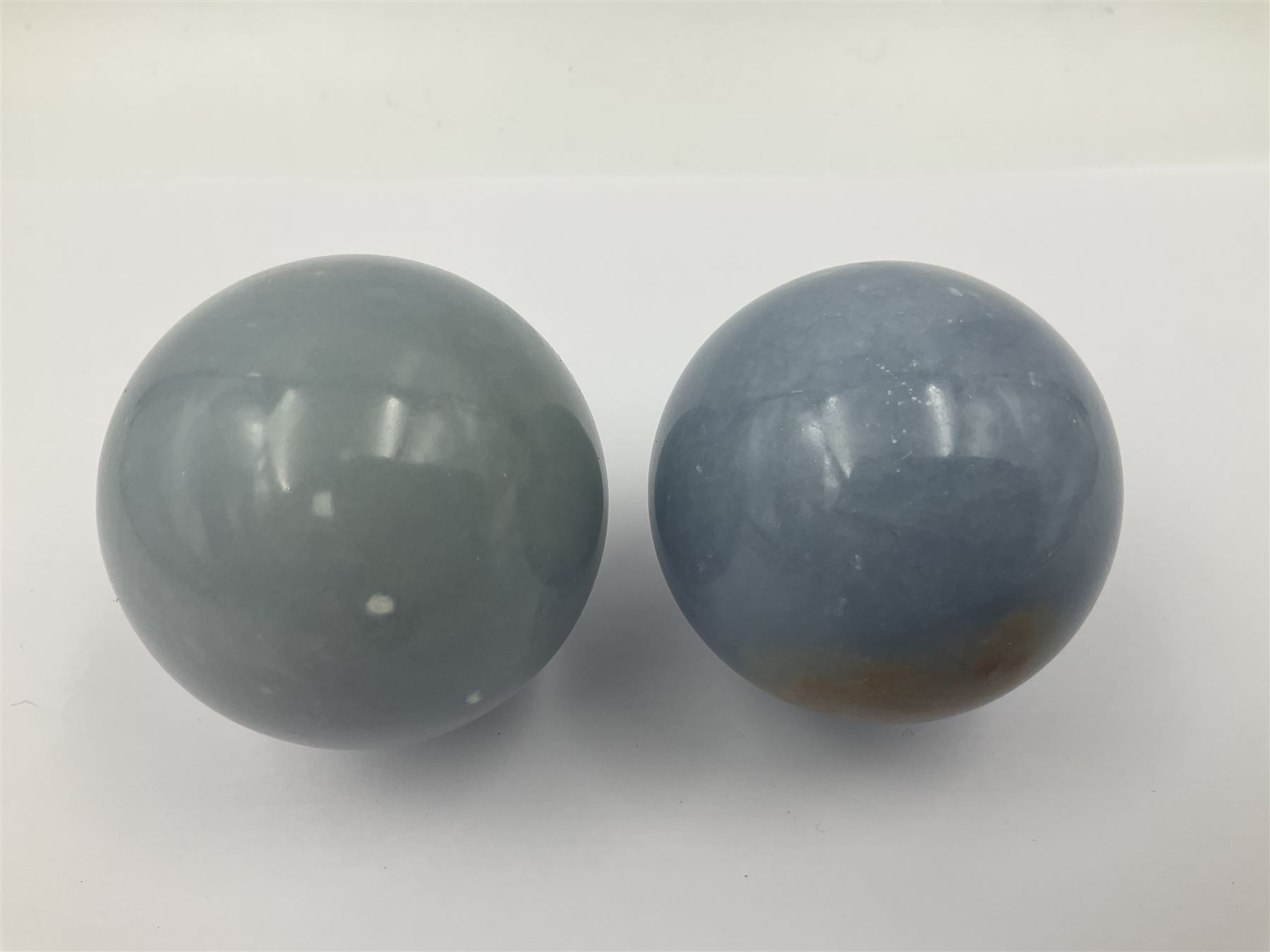 Pair of angelite spheres upon gilt metal stands, H8cm D6cm