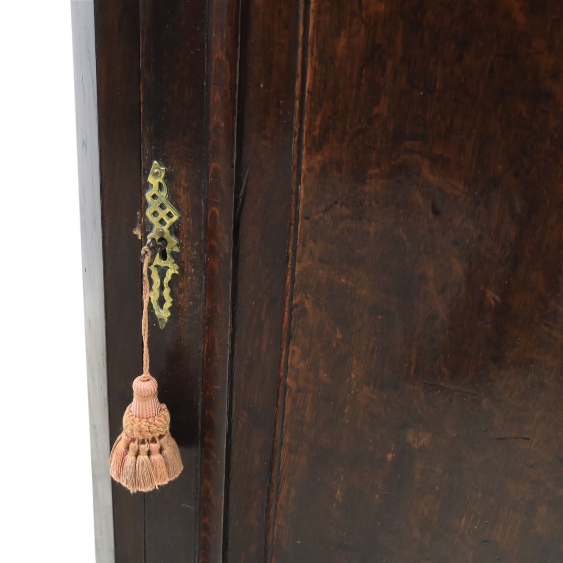 George III country oak corner cupboard, enclosed by single cushion panelled door, brass H hinges