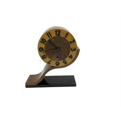 English - Art Deco cantilever 8-day mantle clock, in a wooden case with a contrasting inlaid chapter ring with raised Arabic numerals and baton hands, time piece movement by the  Norland clock company (Tottenham Court Road London) with a lever platform escapement. 