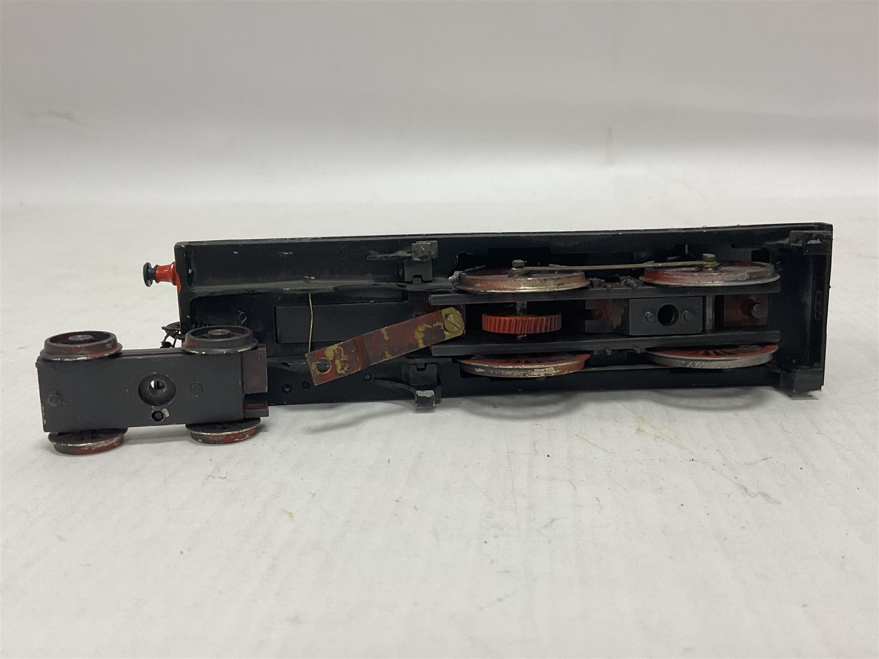 ‘00’ gauge - three kit built locomotive and tenders comprising Class D21 4-4-0 no.1242 finished in NER black with LNER tender; Class C4 4-4-2 no.5262 finished in LNER black; Coal Engines Class 0-6-0 no.2408 finished in black with Millholme Models LNER tender (3) 