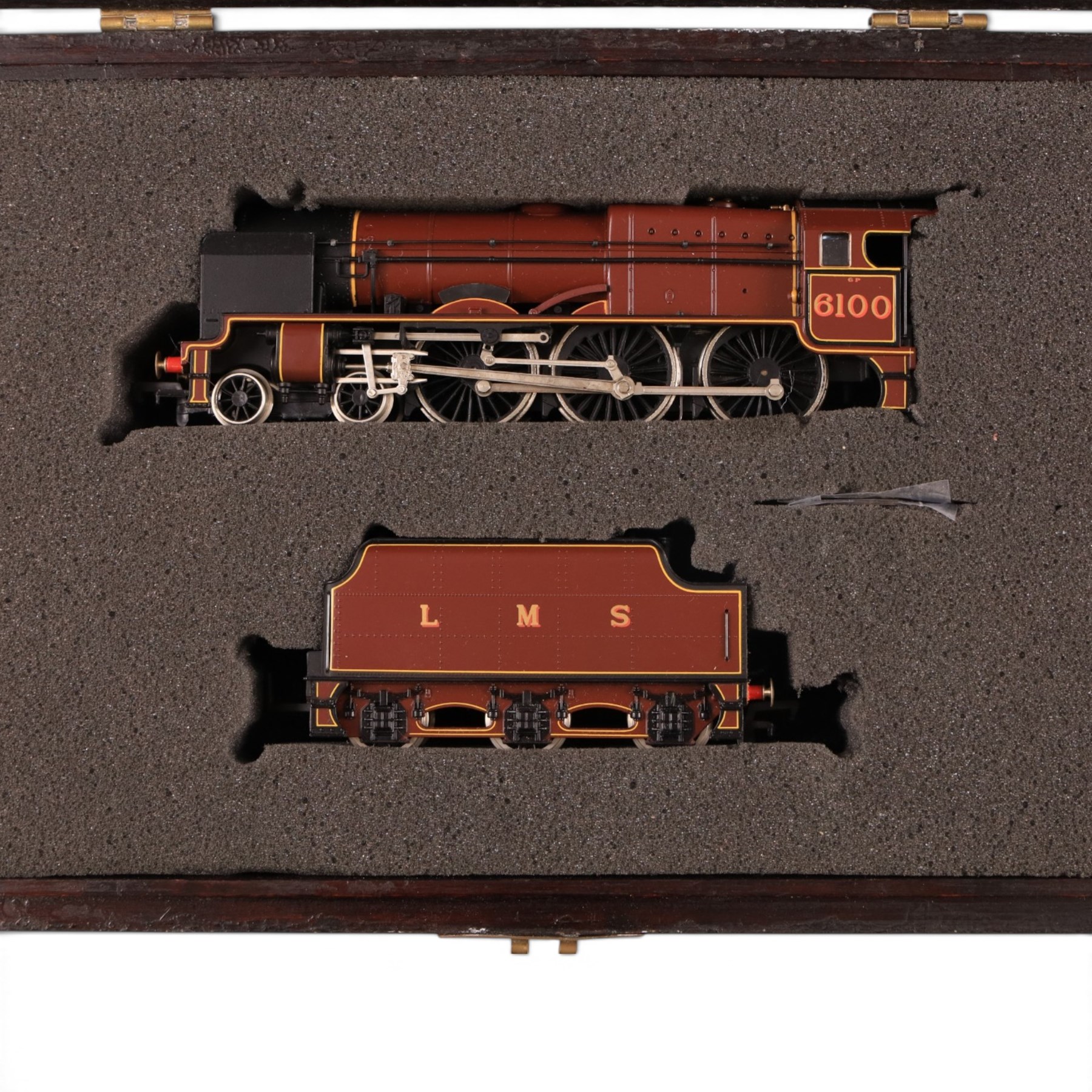 Limited edition 00 gauge Bachmann 4-6-0 locomotive and tender 'Royal Scot' no. 6100, in wooden presentation case with loose name plates 