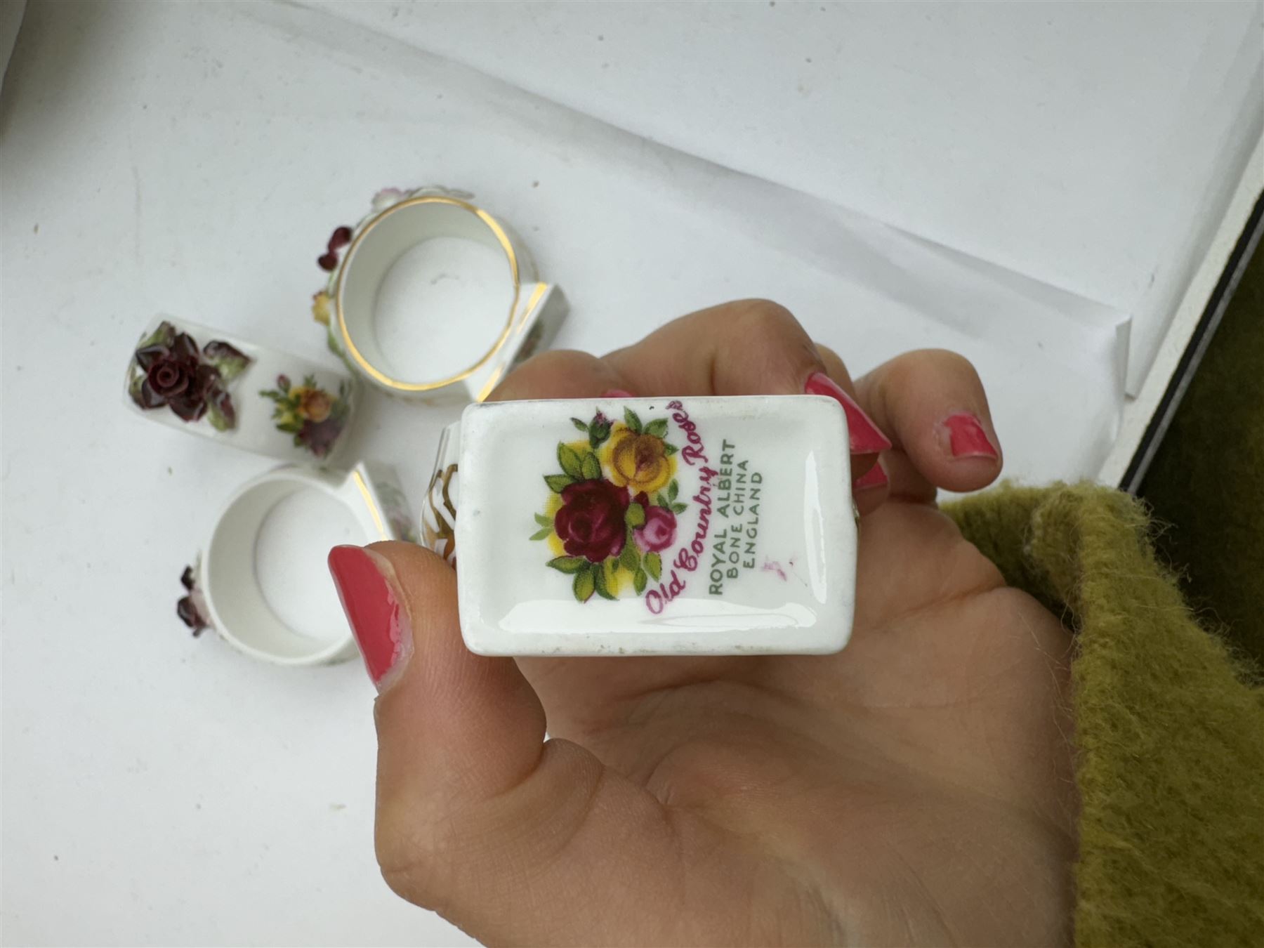 Royal Albert Old Country Roses pattern tea and dinner wares, including tiered cake stands, cake plate, napkin rings, egg cups, pierced serving platters, etc 