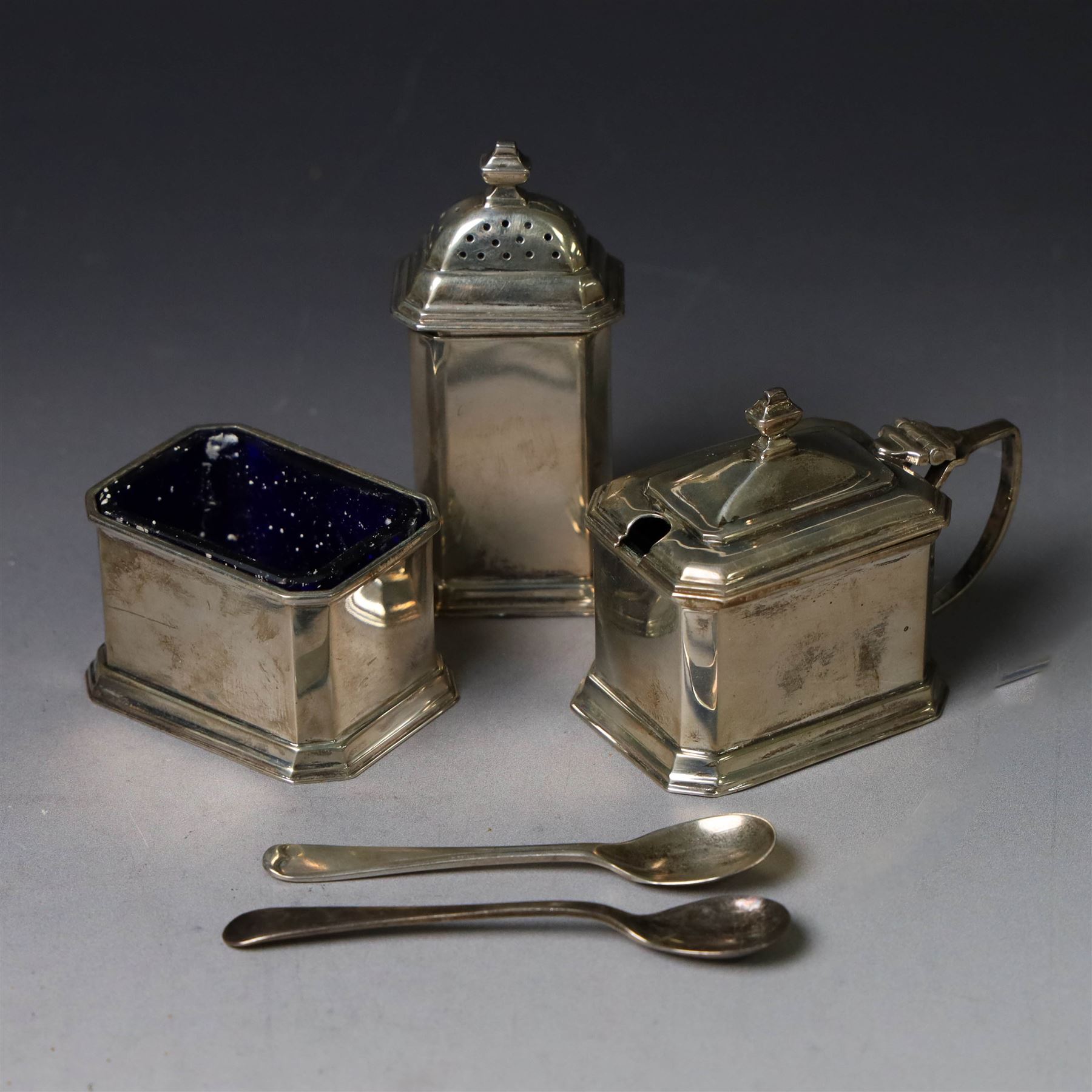1930s silver three piece cruet set, comprising pepper shaker, open salt and mustard pot, with two matched silver spoons, together with a set of 1930s silver teaspoons, all cased and hallmarked