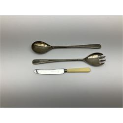 Oneida Community silver plated cutlery in the Mansion House pattern, comprising fithteen teaspoons, twelve soup spoons and six serving spoons together with matched cutlery, compromising fourteen forks, twentythree knives, twelve spoons, ten dessert spoons, one teaspoons,and a selection of other cutlery. 