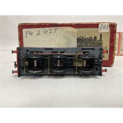 ‘00’ gauge - three steam locomotives and comprising two kit built examples; J69 Class 0-6-0T no.68619 in BR dark blue; J69 Class 0-6-0T no.68626 in BR black; with Wills Finecast boxes; one further similar example Class J67 ‘Buckjumper’ 0-6-0 no.372 being comprised of a singular heavy metal body and chassis; all models with Wills Finecast boxes (3) 