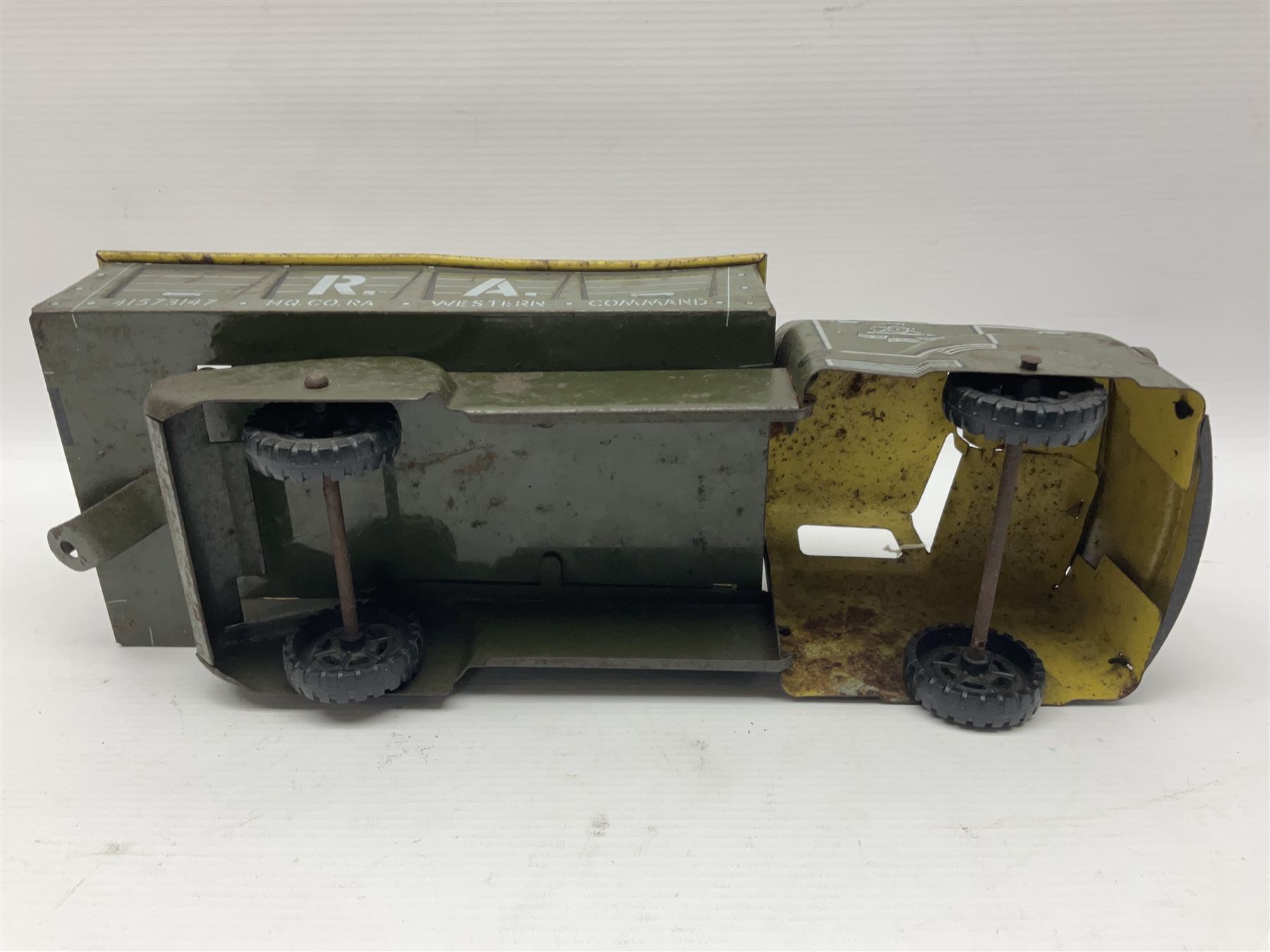 Louis Marx tin plate scale model of Royal Artillery Army transport lorry, circa 1940, H11cm, L32cm 
