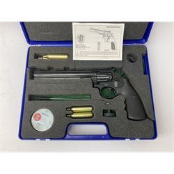 German Umarex Smith & Wesson CO2 .177 Model 586 revolver No.S50419706 L37.5cm overall; in hard carrying case with manual, four cylinders, cleaning brush and tin of pellets