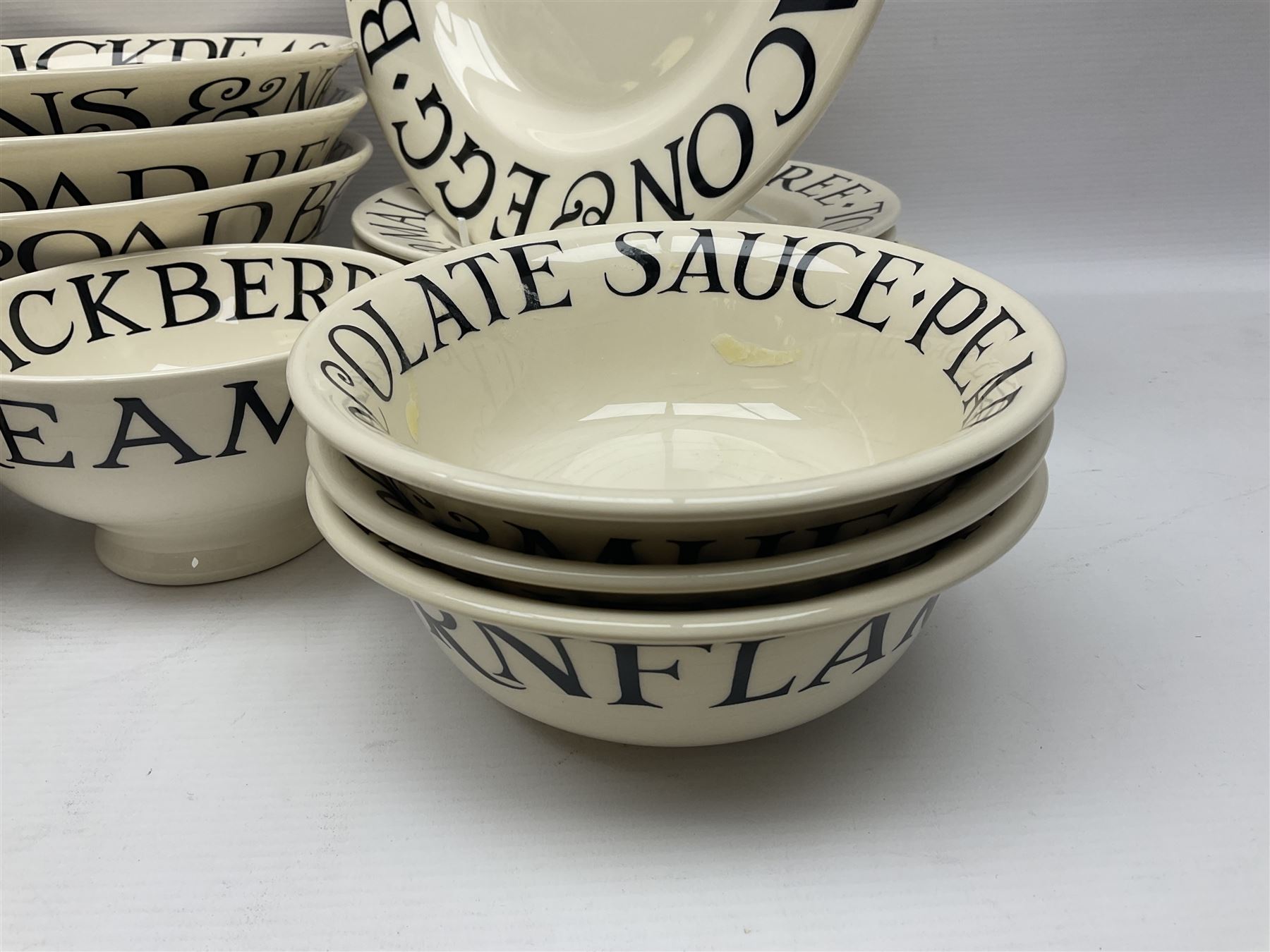 Emma Bridgewater part dinner service in Black Toast pattern, including six dinner plates, eight pasta plates in two sizes, ten side plates etc (31)