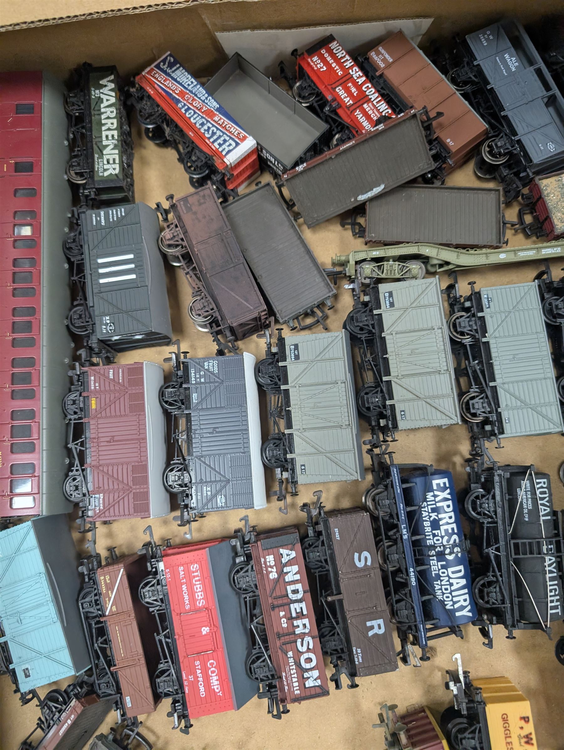 Collection of '00' gauge goods wagons, including Dapol and Bachmann examples