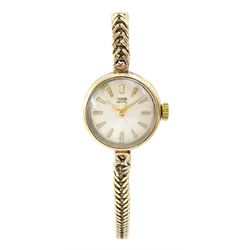 Tudor Royal ladies 9ct gold manual wind wristwatch, silvered dial with dagger and baton ho...