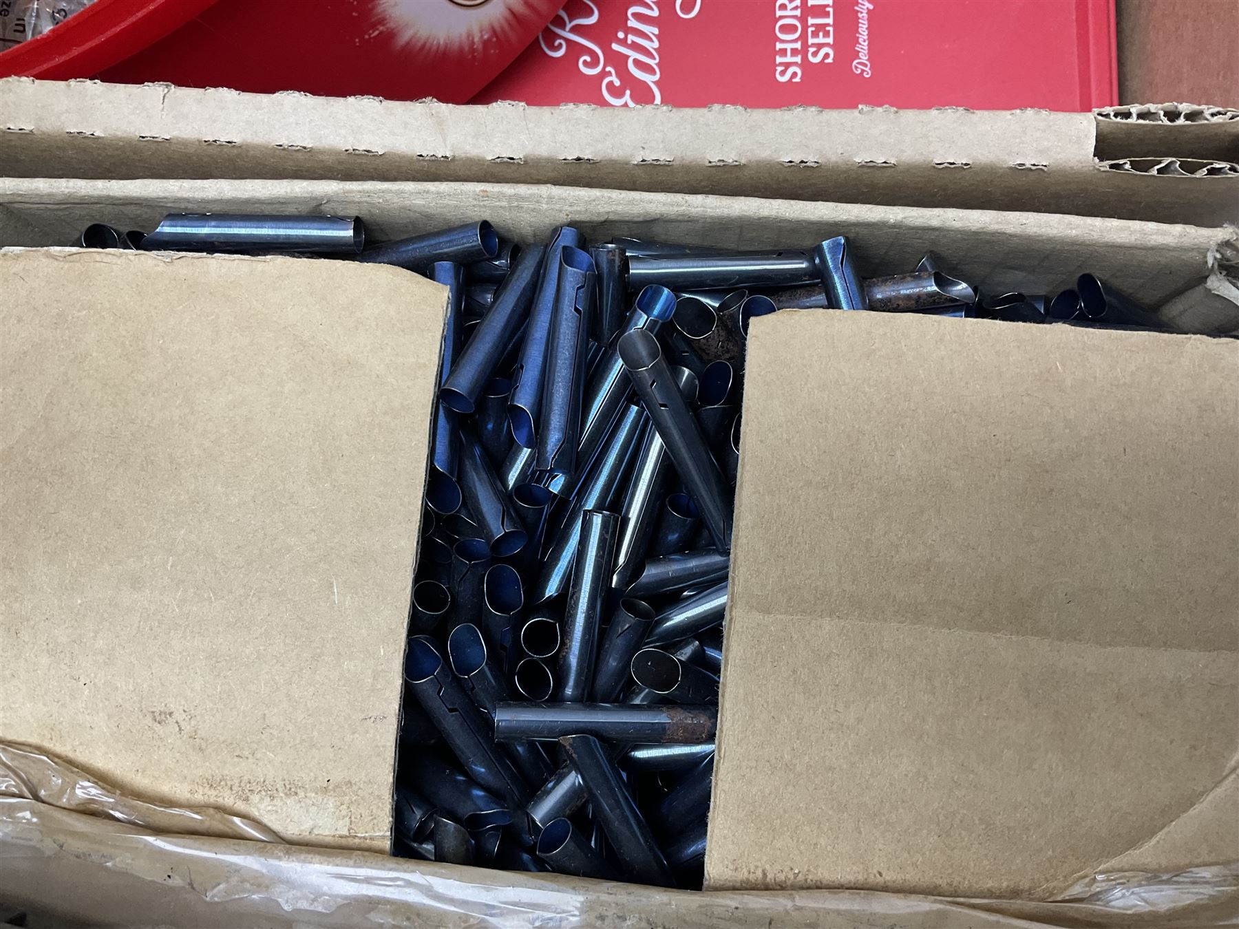 Daiwa 7700A fishing real, together with ice skate blades, pen nibs and other collectables 