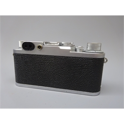  Leica DBP 35mm film camera, Ernst Leitz Wetzlar GMBH Germany Nr.811850, with a Leitz Elmar 1:3,5 f=5cm lens, in leather case  