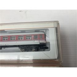 Roco 'N' gauge - 23259 BR 290 German Diesel locomotive and 25307 flat wagon with two containers; both boxed; and two Arnold 'N' gauge passenger coaches Nos.3202 and 3825; both boxed (4)