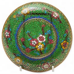 Pierced plique-à-jour dish, the floral decoration dispersed on a green ground, D13cm