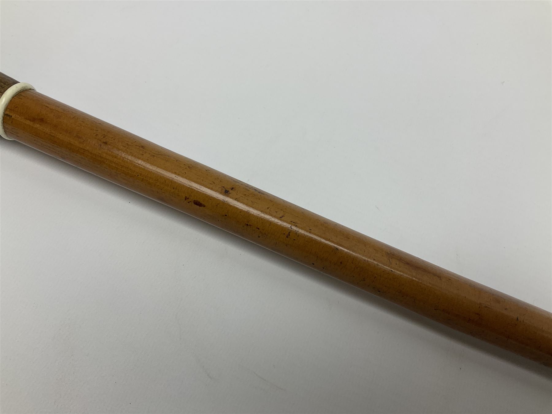 20th century walking cane, the carved wooden handle modelled as the head of a boxer dog with inset glass eyes and articulated and sprung jaw, upon a tapering Malacca shaft, L86.5cm