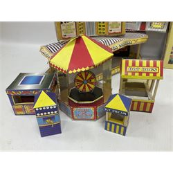 Corgi - various models both boxed and loose to include Dibnahs Choice 1 50 scale 80308, Classics 31702 and 97920, along with loose 1937 Rolls Royce 111 Sedance de Ville model, further mostly Showmans Range models and assembled fairground kits