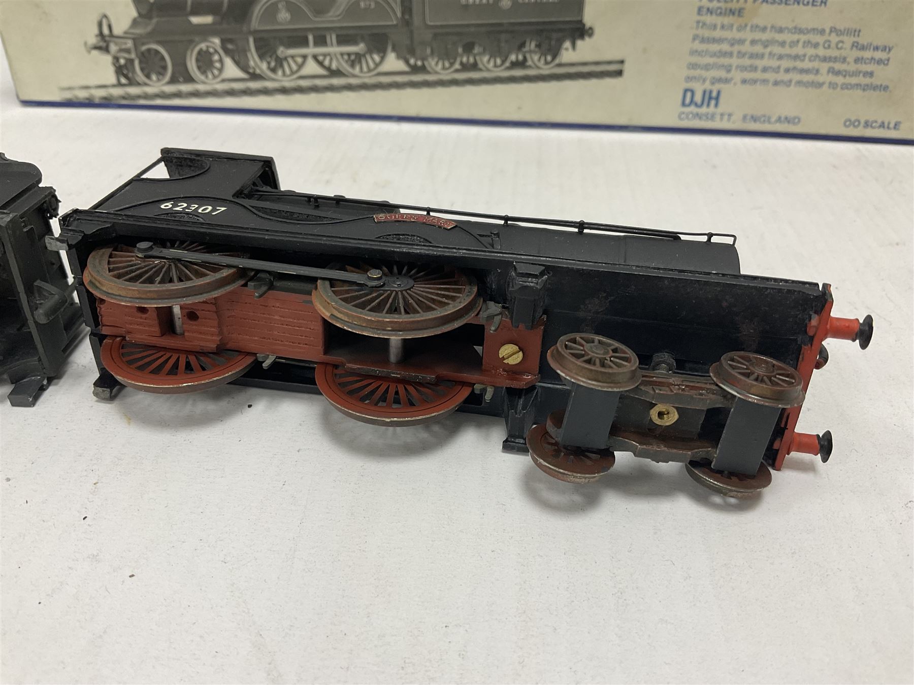 ‘00’ gauge - two kit built steam locomotives and tenders comprising GCR/LNER Class D6 4-4-0 Pollitt Passenger Engine no.2106 finished in LNER black with DJH Models box; Class D9 4-4-0 ‘Queen Mary’ no.62307 finished in BR black (2) 