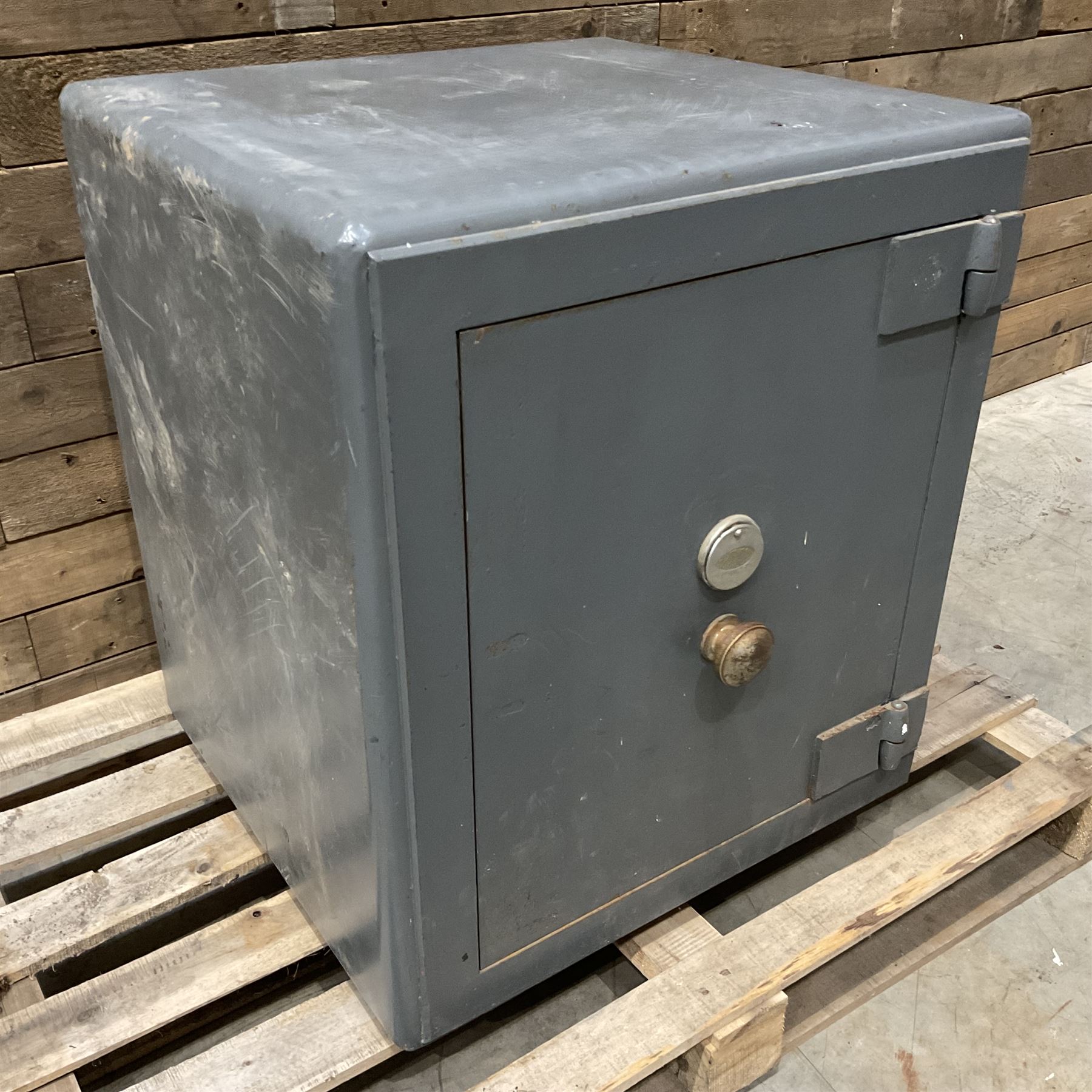 Chatwood cast iron safe with keys