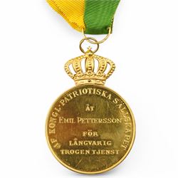 Sweden - Gustaf V gold medal for Long Term and Faithful Service awarded to Emil Pettersson the rim marked 'Guld 1945' with green and yellow ribbon in original box