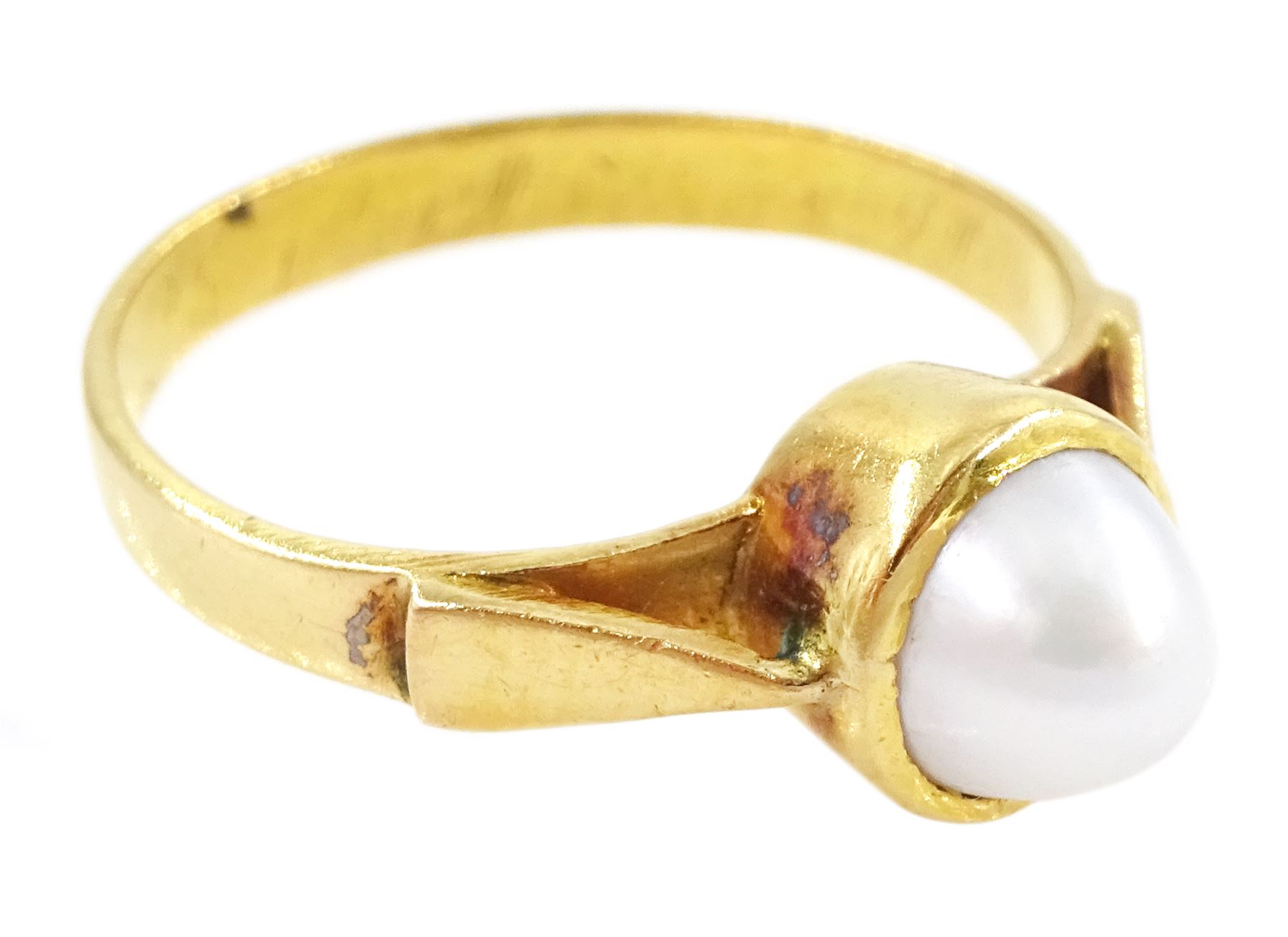 21ct gold pearl ring, single split cultured white pearl, bezel set