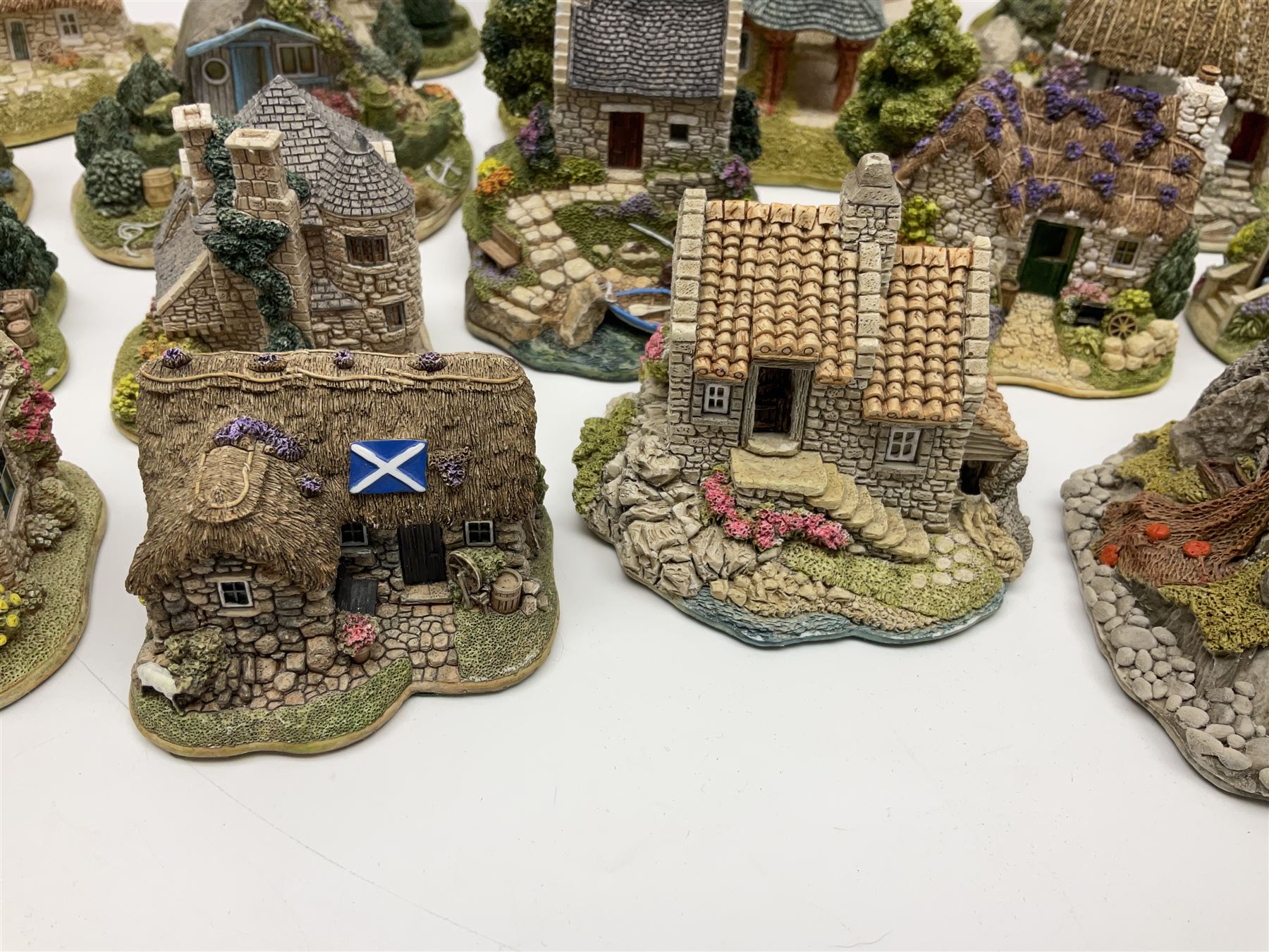 Nineteen Lilliput Lane models from the Scottish Collection