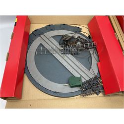 '00' gauge - predominantly Hornby/Tri-ang: two Viaducts, Girder Bridge and Operating Turntable Set; all boxed; two H&M Duette Power Control Units; quantity of track, track laying accessories, points etc; some boxed