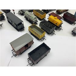 Various makers ‘00’ gauge - large quantity of rolling stock to include boxed Mainline, Graham Farish and Wrenn examples; loose examples to include Hornby, Tri-Ang, Joeuf etc 