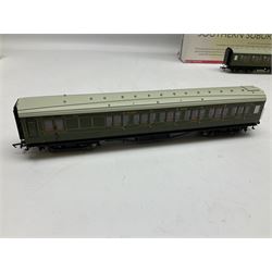 Hornby '00' gauge - 'Southern Suburban 1938' Coach Pack, DCC ready 