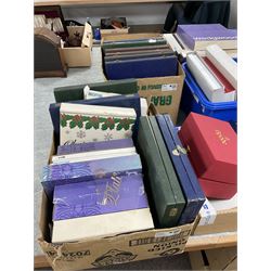 Large collection of commemorative plates, comprising examples from Spode, Wedgewood and Coalport, in five boxes
