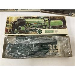 ‘00’ gauge - Airfix locomotive model kits comprising series 4 City of Truro kit and empty series 4 box, series 4 Mogul, two series 4 Harrow kits, all boxed; together with Rosebud Kitmaster Stirling kit and quantity of loose plastic locomotives and tenders from Airfix, Kitmaster, Ratio etc 