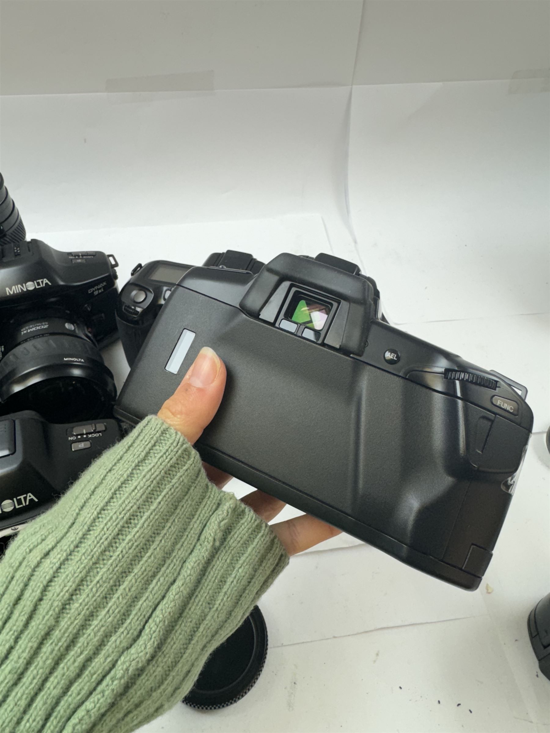 Six Minolta Dynax SLR camera bodies, comprising 800si serial no. 62703606, three 7xi examples, including one boxed example, serial nos. 20106944, 16123311 & 22107553, and two 9xi examples, serial no. 18209901 & 18202113, with three Minolta lenses, including Zoom xi 28-105mm 1:3.5(22)-4.5 lens, AF Zoom 28-85mm 1:3.5 (22)-4.5 lens and an AF Zoom 75-300mm 1:4.5(32)-5.6 lens, Hama carry case and other accessories