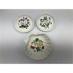Portmeirion 'The Botanic Garden' pattern ceramics, to include two tiered cake stand, wash basin and jug, three three large bowls, measuring jug, trinket dishes etc (18)
