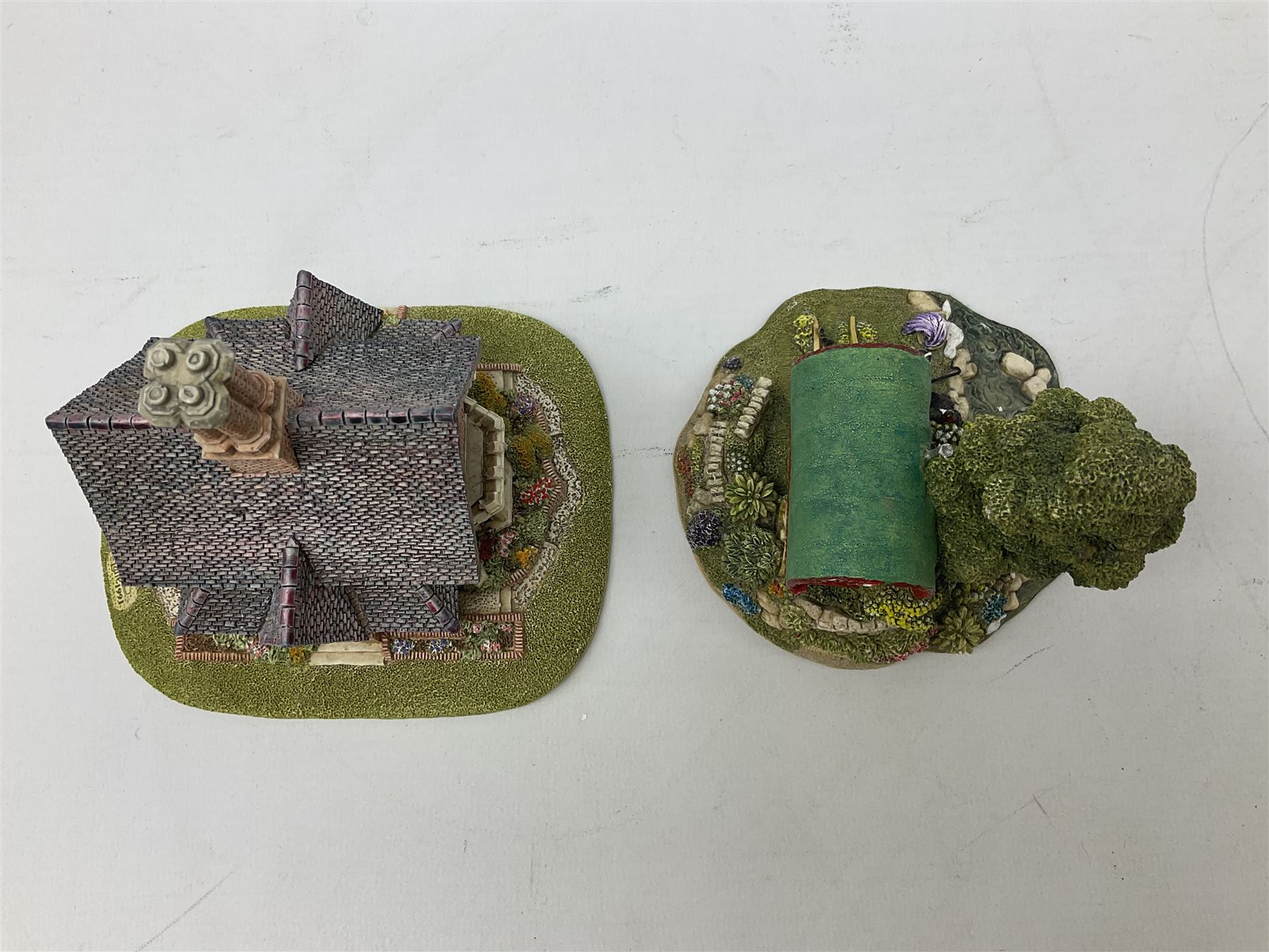 Seven Lilliput Lane cottages from the British and English collections, to include Paradise Lodge, Traveller's Rest etc, all boxed with deeds