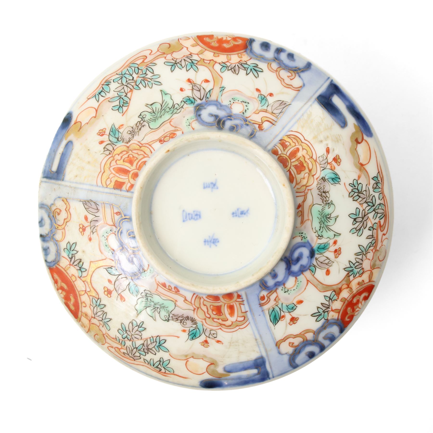 19th century Japanese rice bowl, with four character mark in underglaze blue to cover, H9cm; together with four Japanese chargers, largest D31cm (5)