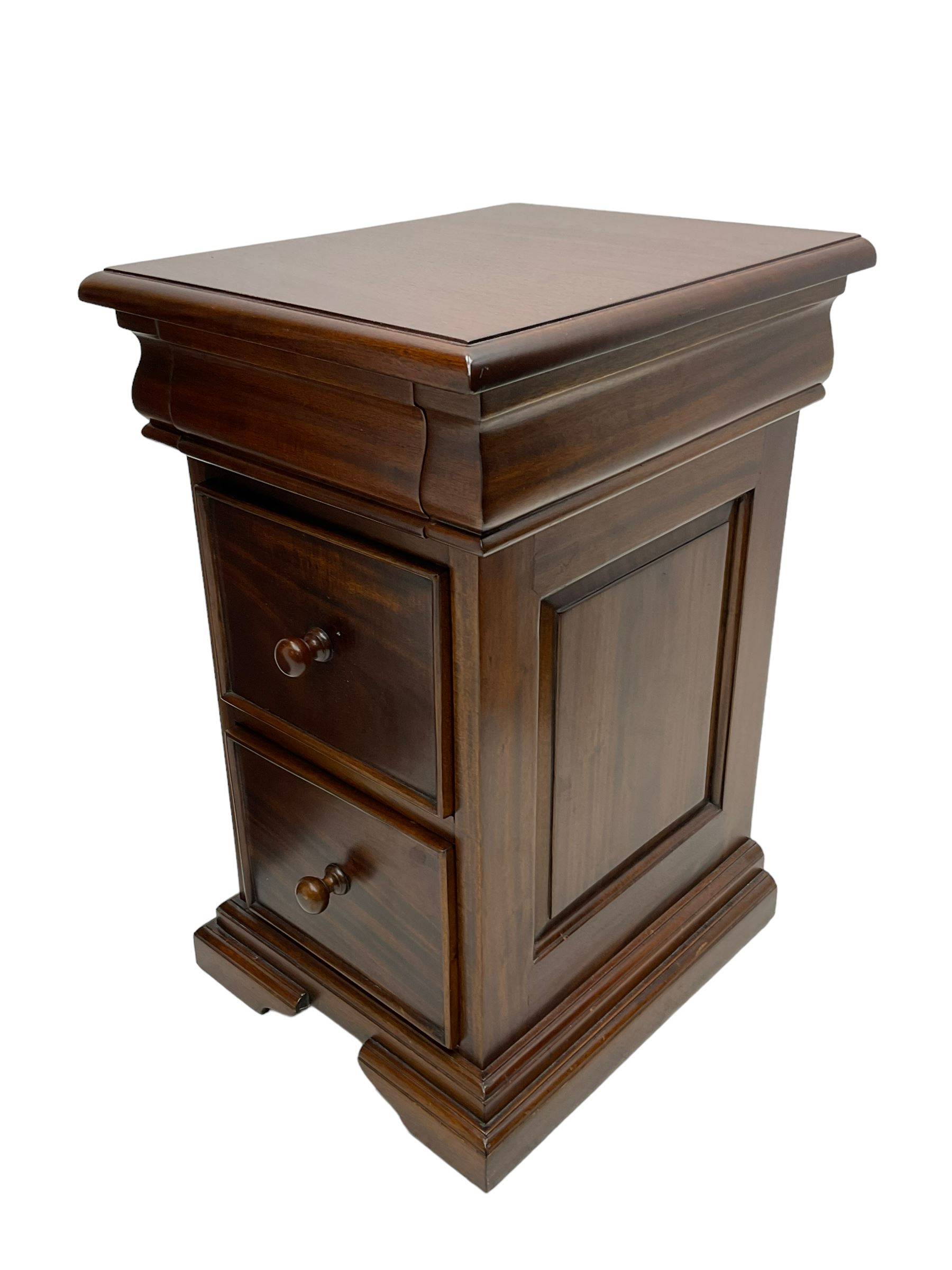 Barker & Stonehouse - 'Grosvenor' pair mahogany bedside chests, moulded rectangular top over moulded frieze drawer and two cock-beaded drawers, on bracket feet